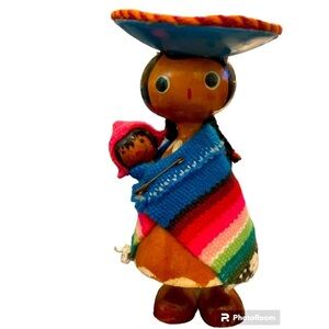 Wooden figure mother with child made in Peru blanket poncho hat cap bonnet  #17
